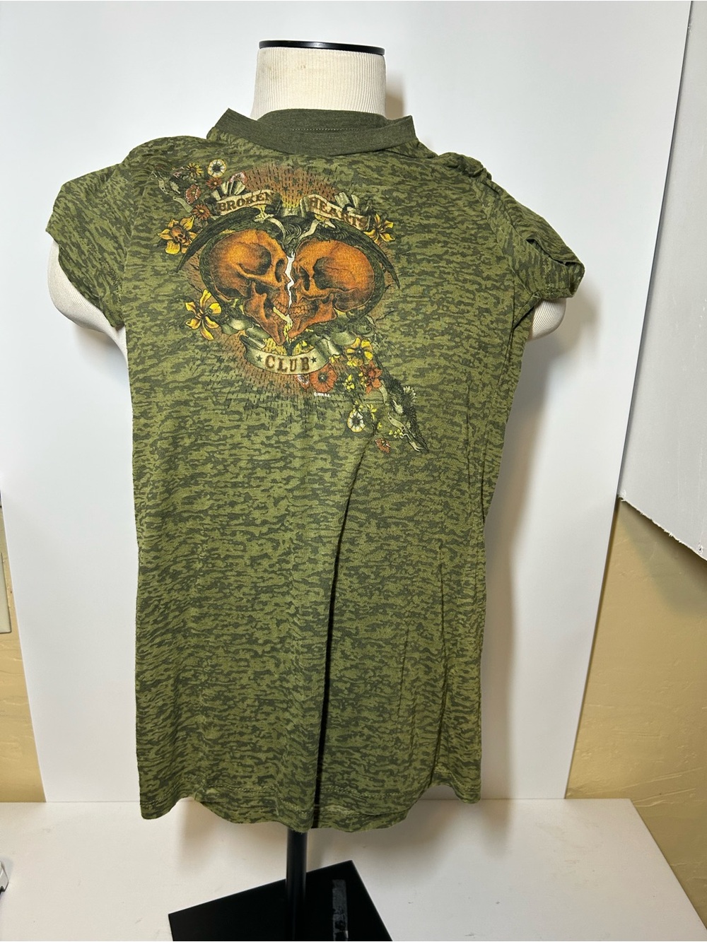 Women’s hot leather broken heart club t